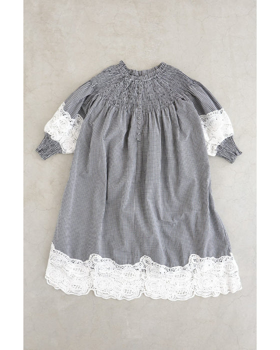 足元で揺れるレースのギンガムチェックミディアムワンピース