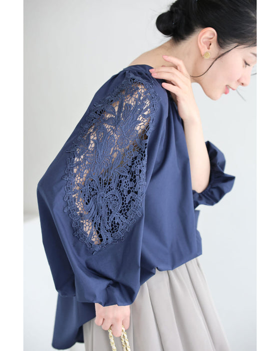ふんわり袖に映えるレースのブラウストップス