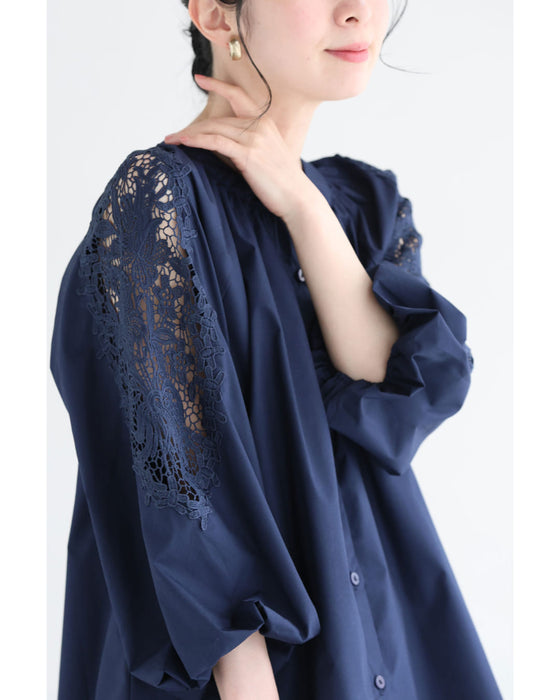 ふんわり袖に映えるレースのブラウストップス