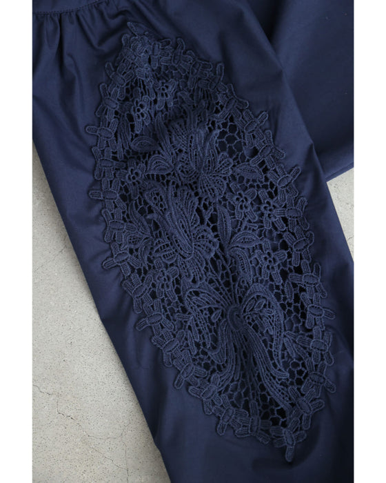 ふんわり袖に映えるレースのブラウストップス