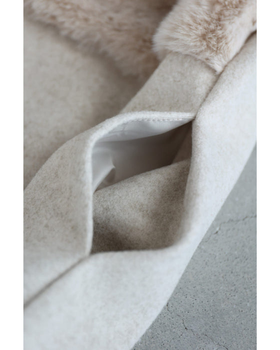 手触りふわふわファーのミルクティーカラーロングジレ