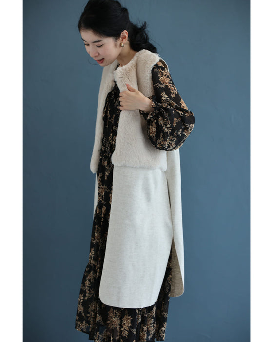 手触りふわふわファーのミルクティーカラーロングジレ