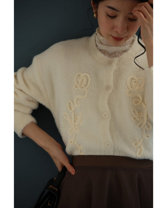 1輪の花モチーフ浮かぶ起毛もちもちニットカーディガン