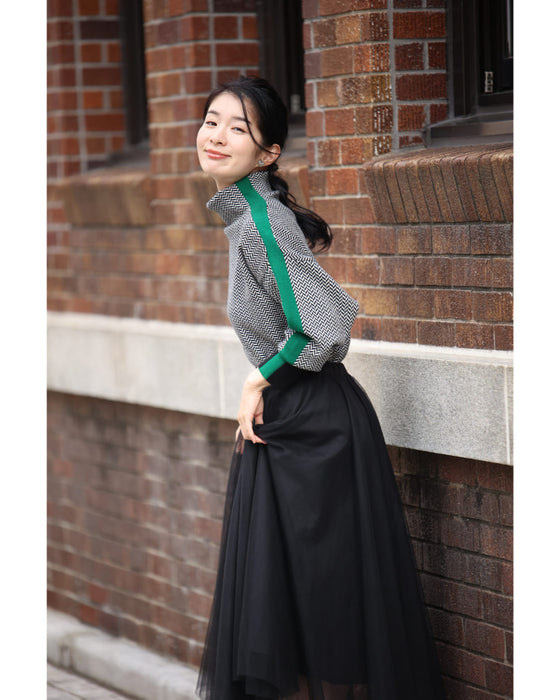 首元から流れる緑ラインのジグザグニットプルオーバートップス