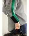 首元から流れる緑ラインのジグザグニットプルオーバートップス