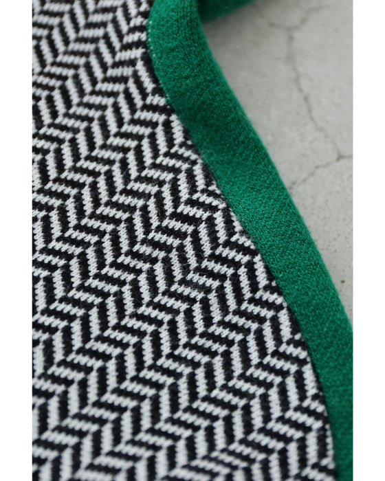 首元から流れる緑ラインのジグザグニットプルオーバートップス