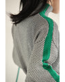 首元から流れる緑ラインのジグザグニットプルオーバートップス