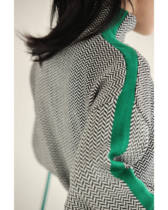 首元から流れる緑ラインのジグザグニットプルオーバートップス