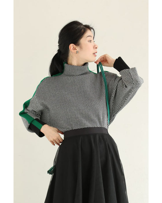 首元から流れる緑ラインのジグザグニットプルオーバートップス