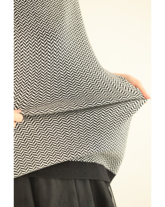首元から流れる緑ラインのジグザグニットプルオーバートップス