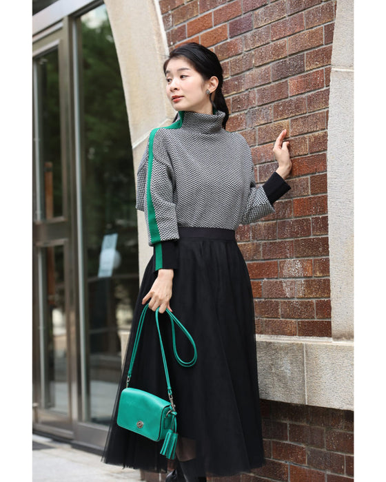 首元から流れる緑ラインのジグザグニットプルオーバートップス