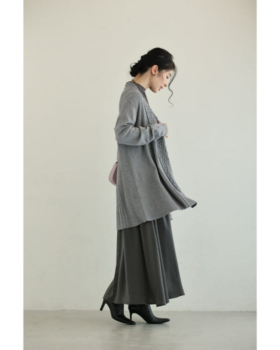 Aラインに広がるスッキリシルエットロングカーディガン