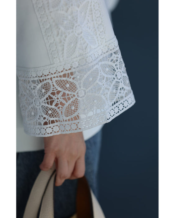 肩から流れる花レースのプルオーバートップス