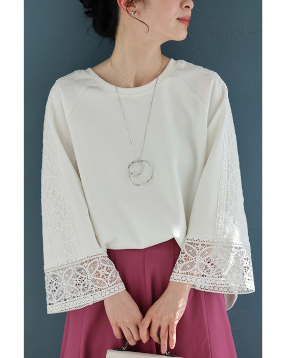 肩から流れる花レースのプルオーバートップス