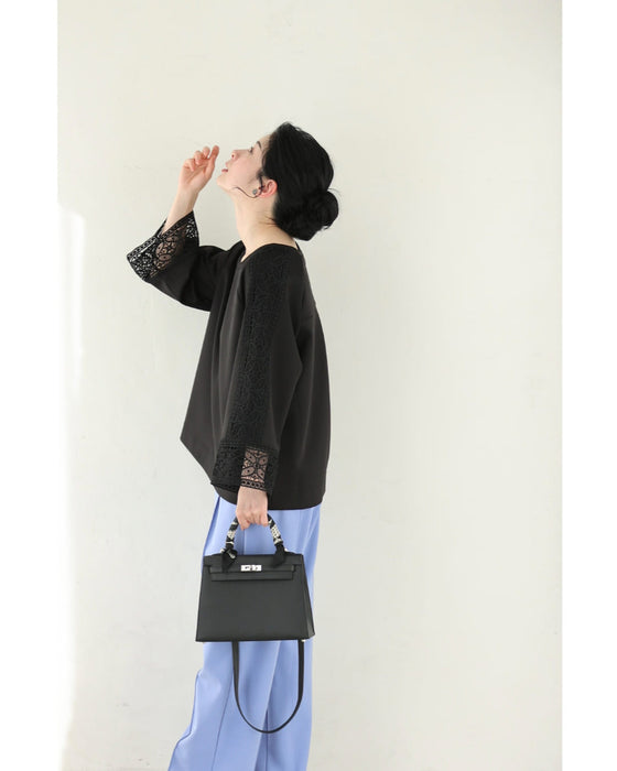 肩から流れる花レースのプルオーバートップス