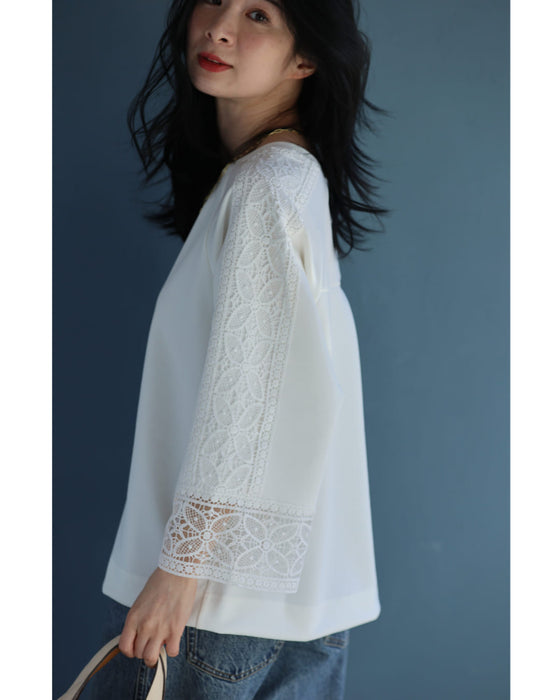 肩から流れる花レースのプルオーバートップス