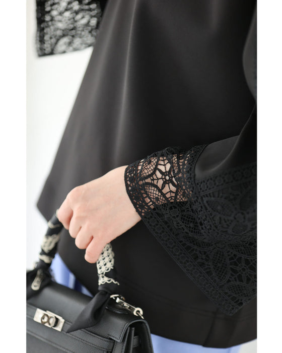 肩から流れる花レースのプルオーバートップス