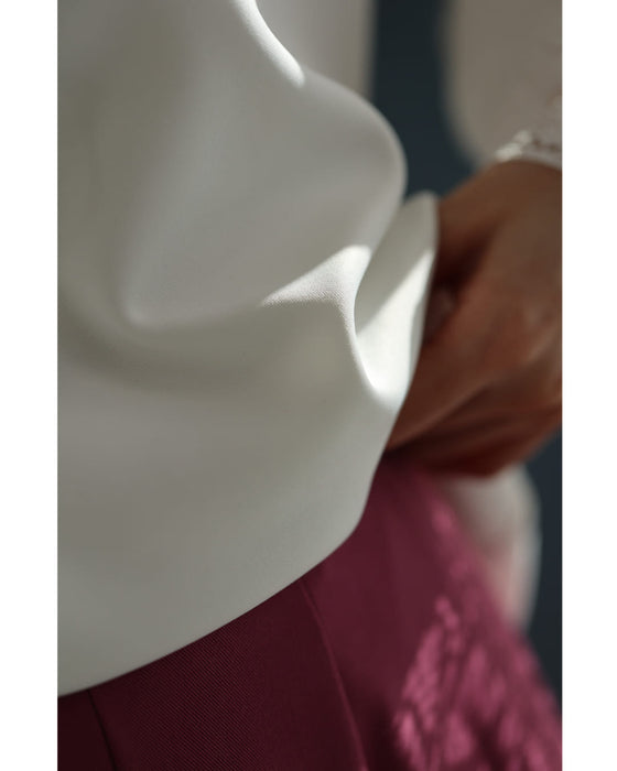 肩から流れる花レースのプルオーバートップス