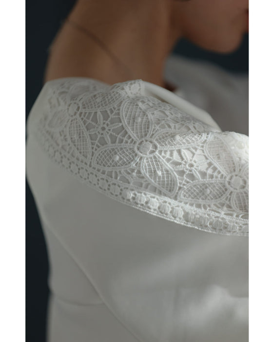 肩から流れる花レースのプルオーバートップス