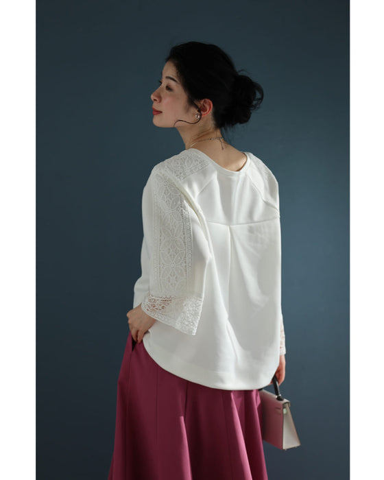 肩から流れる花レースのプルオーバートップス