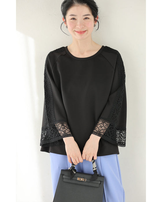 肩から流れる花レースのプルオーバートップス