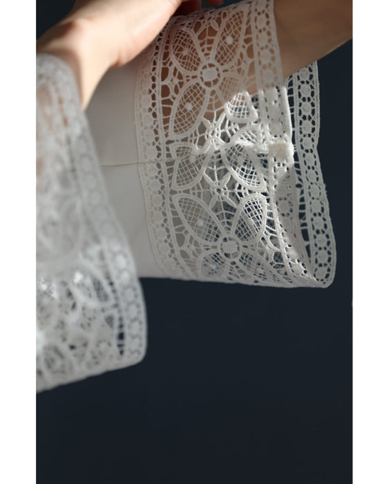 肩から流れる花レースのプルオーバートップス
