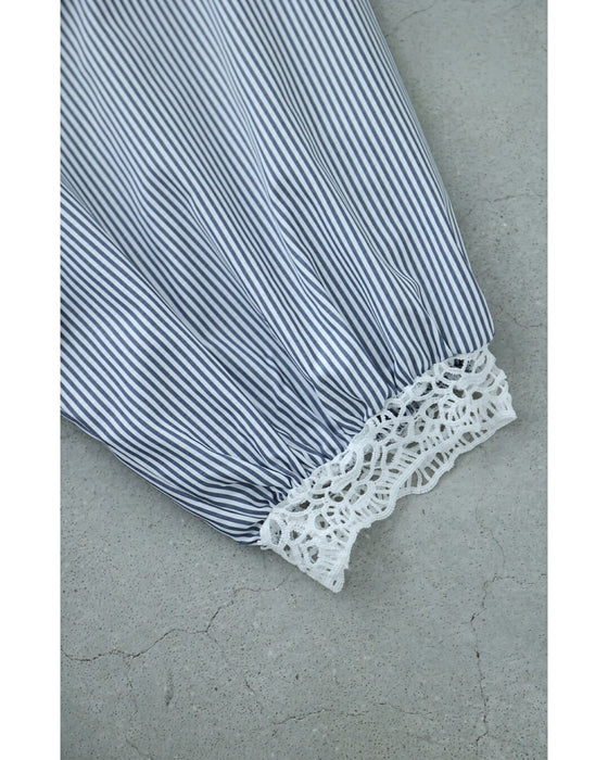 レースを添えたサイドタックブラウストップス