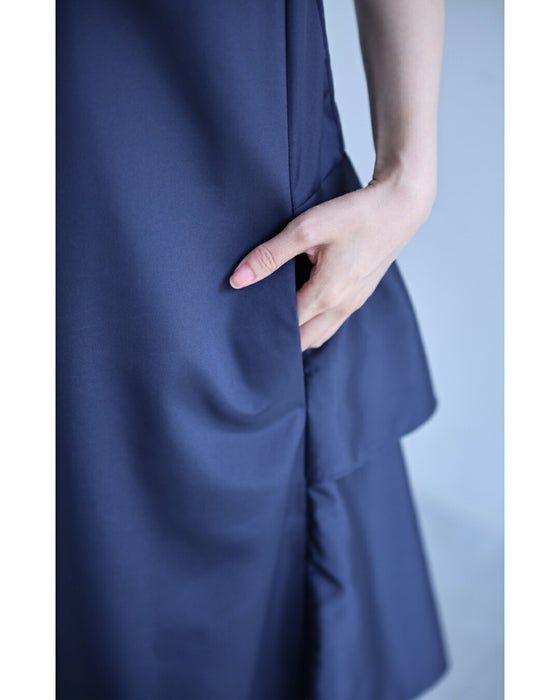 後ろに広がる段フレアロングワンピース