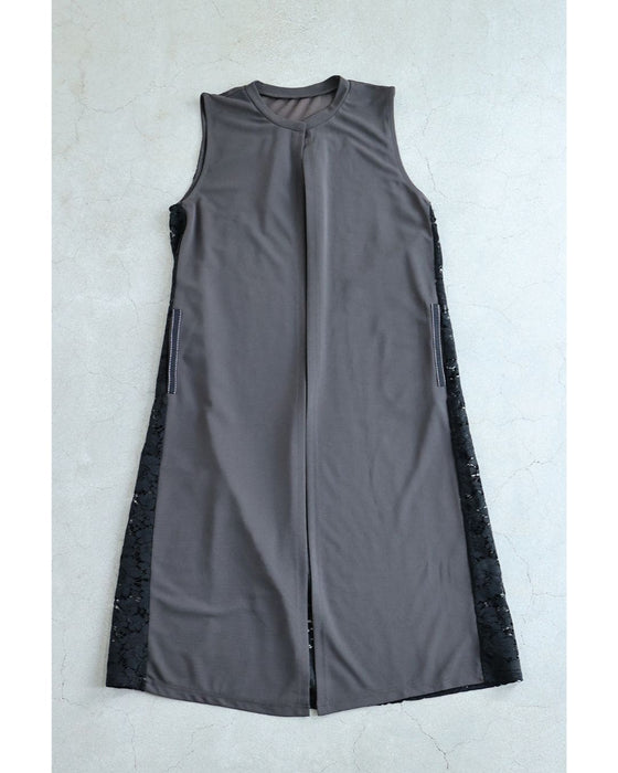 後ろ姿に広がる黒花レースロングジレ
