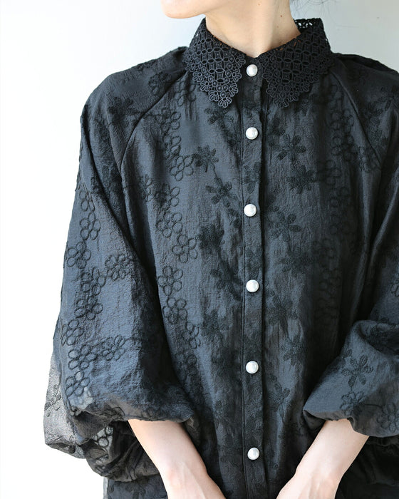 花刺繍とレースのポワン袖ブラウス