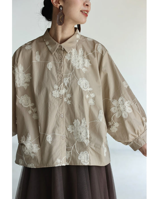 たっぷりポワン袖の白花刺繍シャツトップス