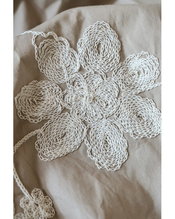 たっぷりポワン袖の白花刺繍シャツトップス