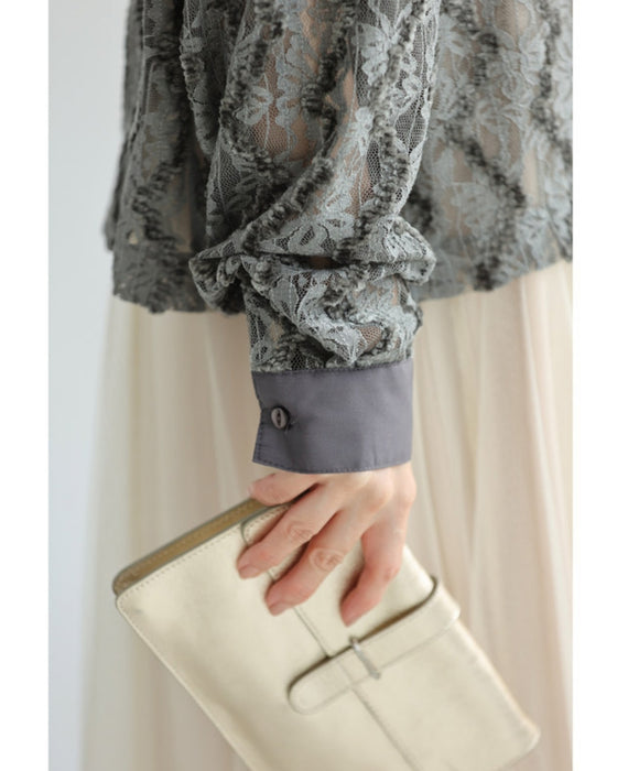 揺らめき流れるベロアラインのレースシャツトップス