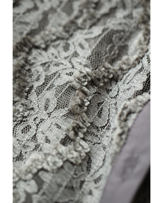 揺らめき流れるベロアラインのレースシャツトップス