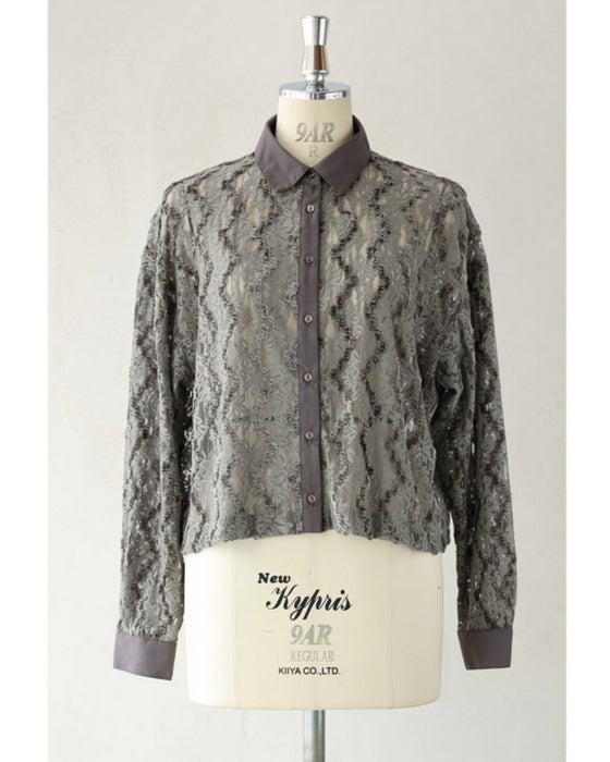 揺らめき流れるベロアラインのレースシャツトップス