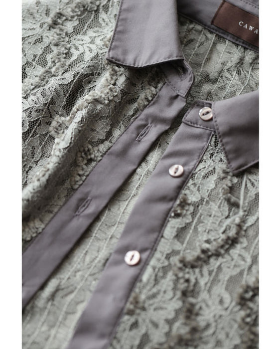 揺らめき流れるベロアラインのレースシャツトップス