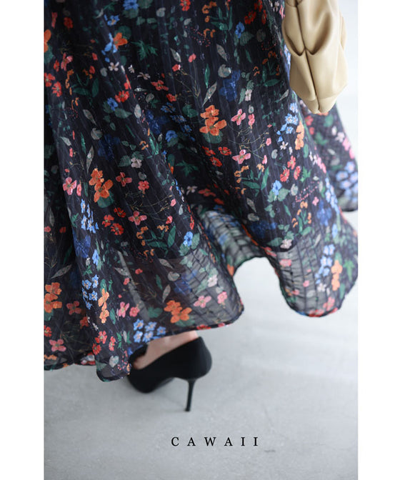 (ストラップ付き)ワンピースにもなる2way仕様。鮮やかな花柄ミディアムスカート