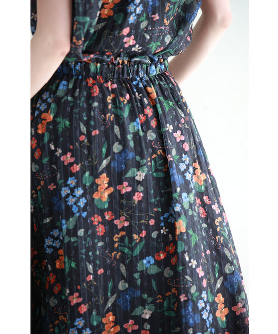 (ストラップ付き)ワンピースにもなる2way仕様。鮮やかな花柄ミディアムスカート