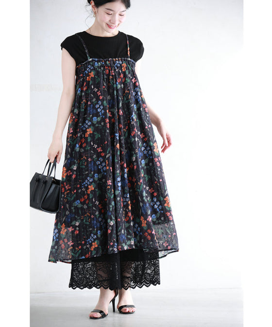 (ストラップ付き)ワンピースにもなる2way仕様。鮮やかな花柄ミディアムスカート