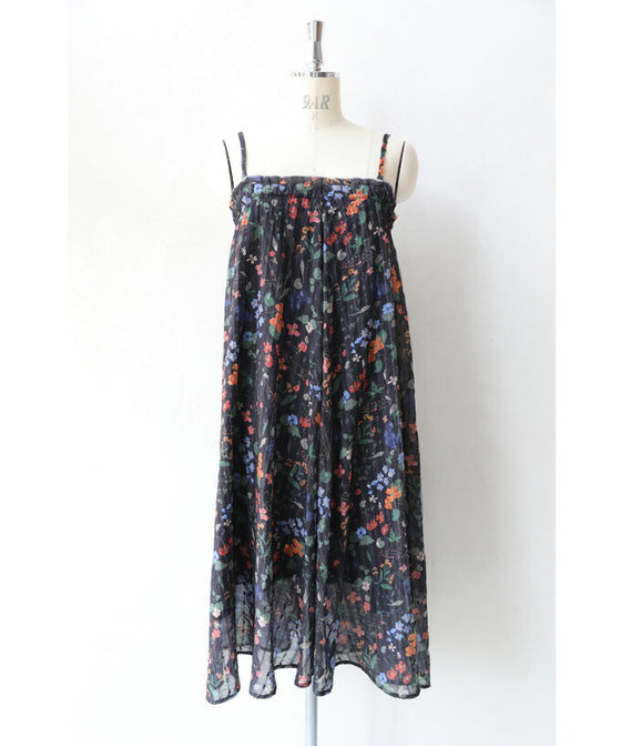 (ストラップ付き)ワンピースにもなる2way仕様。鮮やかな花柄ミディアムスカート