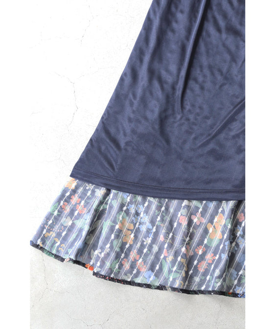 (ストラップ付き)ワンピースにもなる2way仕様。鮮やかな花柄ミディアムスカート