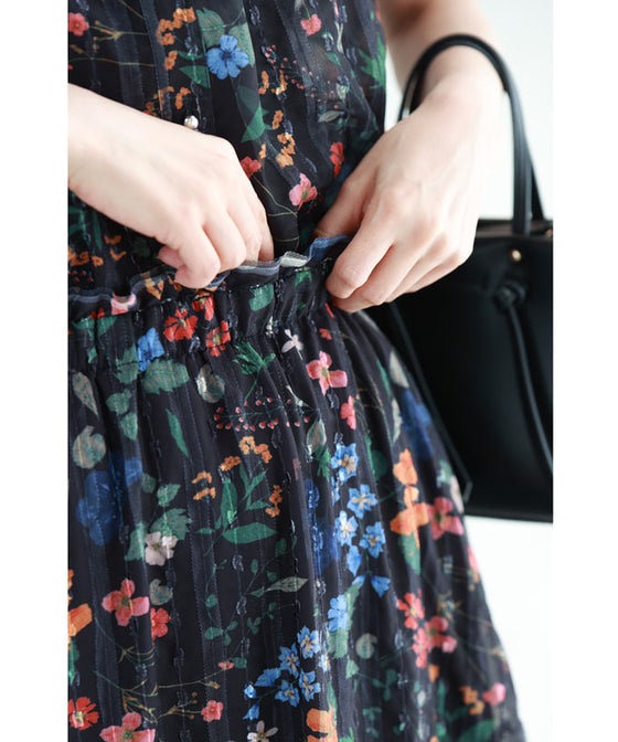 (ストラップ付き)ワンピースにもなる2way仕様。鮮やかな花柄ミディアムスカート