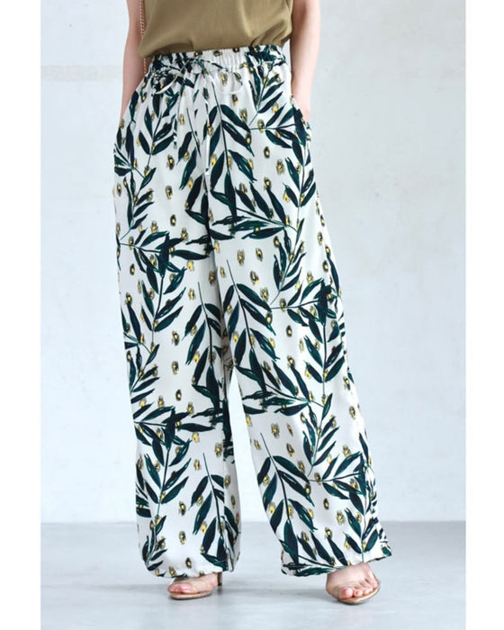 2-way design with a cinched hem. Wide pants with the feel of fireflies dancing on a summer night
