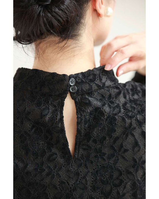 ふんわり纏う黒花レースプルオーバートップス