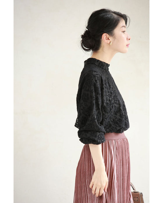 ふんわり纏う黒花レースプルオーバートップス