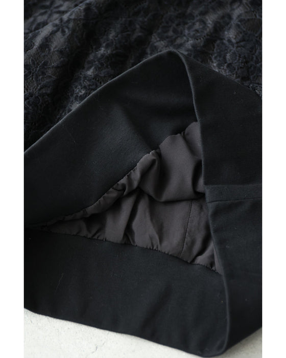 ふんわり纏う黒花レースプルオーバートップス