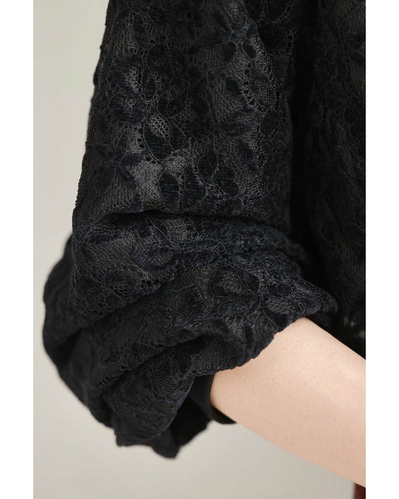 ふんわり纏う黒花レースプルオーバートップス