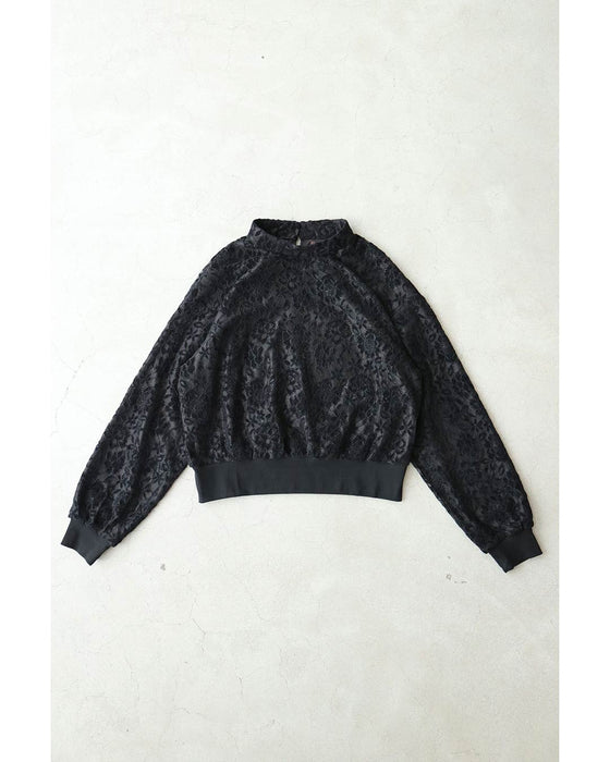 ふんわり纏う黒花レースプルオーバートップス