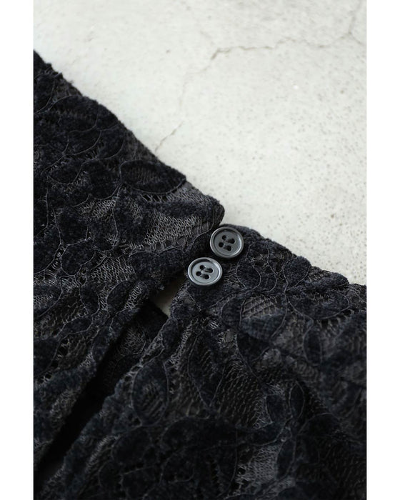 ふんわり纏う黒花レースプルオーバートップス