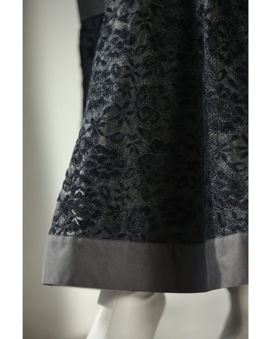 Mermaid-line long skirt with flared lace